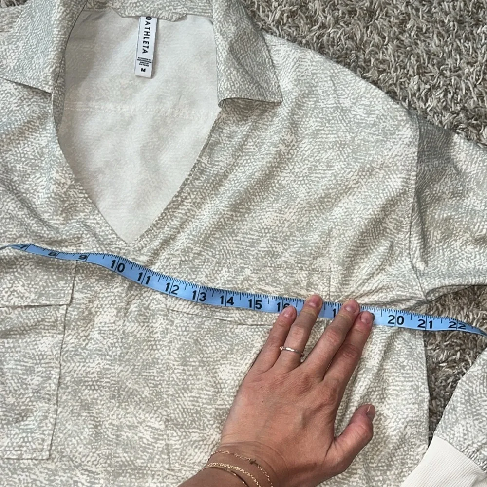 Athleta Zuma Printed Collared Long Sleeve Top size Medium Gray and Tan - Picture 9 of 15